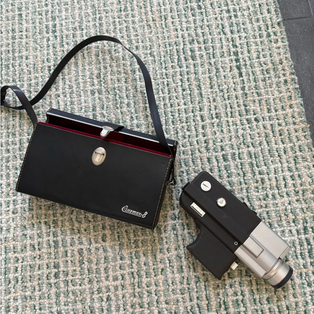 Cinemax-8 Camera video camera with black leather carrying case- mint condition